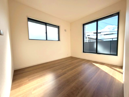 リーブルガーデン岸和田岸城町　2号棟の洋室|明るい洋室です