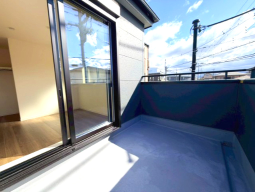 リーブルガーデン岸和田岸城町　2号棟のバルコニー|暖かな日差しのふりそそぐバルコニー