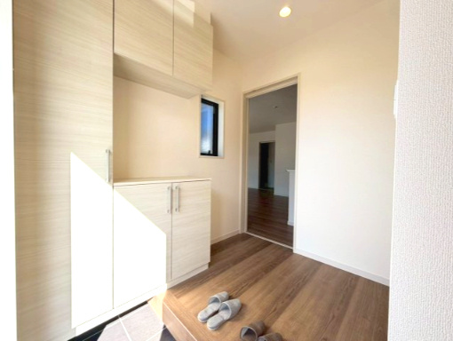 リーブルガーデン岸和田岸城町　2号棟の玄関|収納もある玄関です