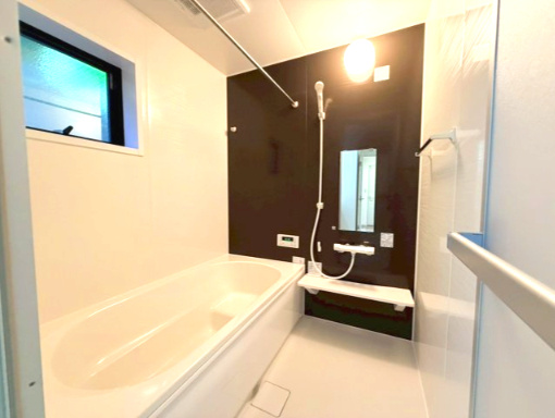 リーブルガーデン岸和田岸城町　2号棟の浴室|落ち着いた空間のお風呂です