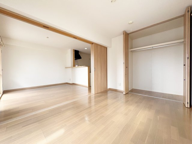 【洋室】 | ユーミーシーア | ※撮影時、修繕中