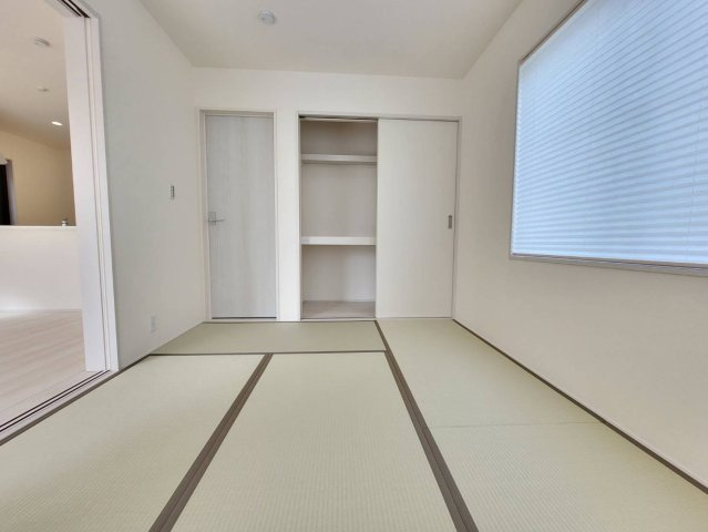 【LiveleGarden】宇都宮市駒生町 第25　全2邸の和室|〇2号棟・6帖和室〇
和室の仕切りを開放すればLDKと合わせて広々スペースに早変わり！
和のテイストをプラスした癒しの空間になります。
※2026年4月撮影