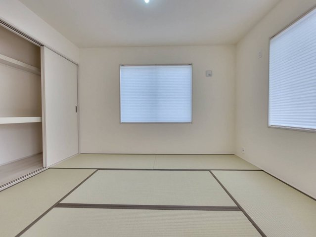 【LiveleGarden】宇都宮市駒生町 第25　全2邸の収納|〇2号棟・6帖和室〇
和室の雰囲気を崩さない扉付き収納！
生活感をそっと隠しつつ、布団や季節物もすっきり収まる実用性の高いスペースです♪
※2026年4月撮影
