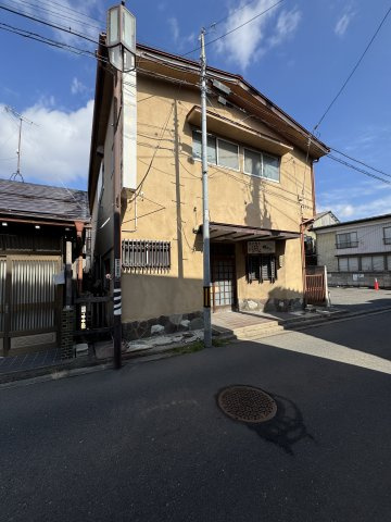 想定年間賃料　72万　想定利回り　20.5％　木造の外観