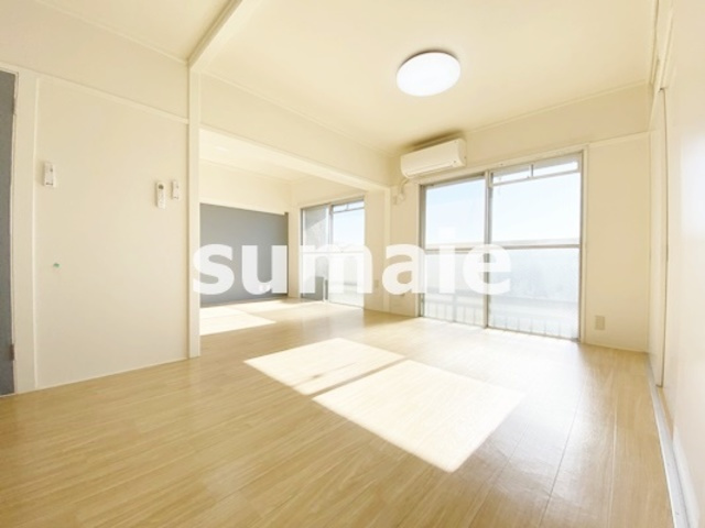 渋谷コート２号棟の居間・リビング|南向きのリビング！