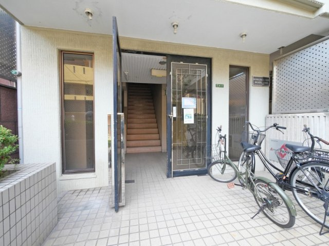 大阪市生野区小路東６丁目の賃貸マンションのエントランス