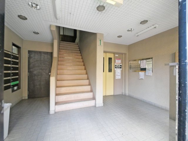 大阪市生野区小路東６丁目の賃貸マンションのロビー