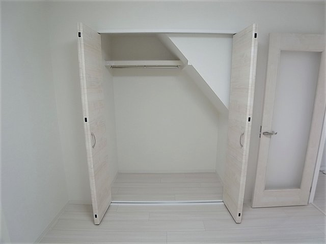 鈴蘭台東町5丁目貸家の収納|リビングに有る大きな収納