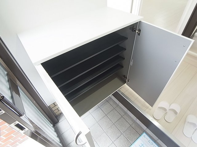 鈴蘭台東町5丁目貸家の玄関|玄関にはシューズＢＯＸも有ります