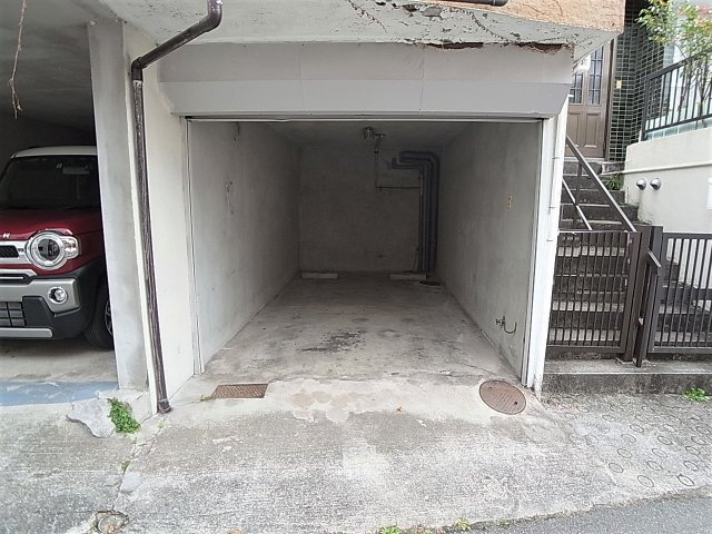 鈴蘭台東町5丁目貸家の駐車場|堀込車庫完備してます
