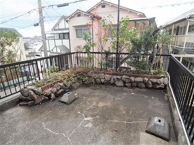 鈴蘭台東町5丁目貸家の庭|専用のテラス付きでガーデニングもどうぞ