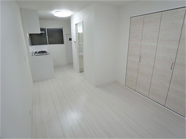 鈴蘭台東町5丁目貸家の居間・リビング|綺麗に生まれ変わったリビング