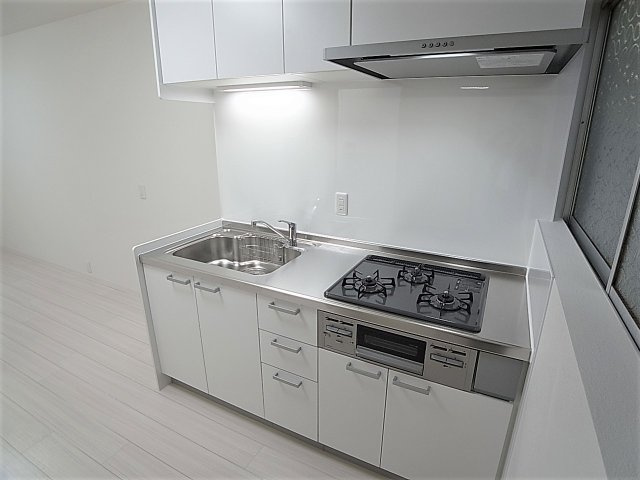 鈴蘭台東町5丁目貸家のキッチン|システム3口ガスキッチン、窓も完備