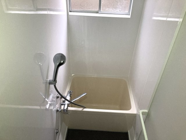 鈴蘭台東町5丁目貸家の浴室|掃除のしやすいバスルーム、窓も完備してます