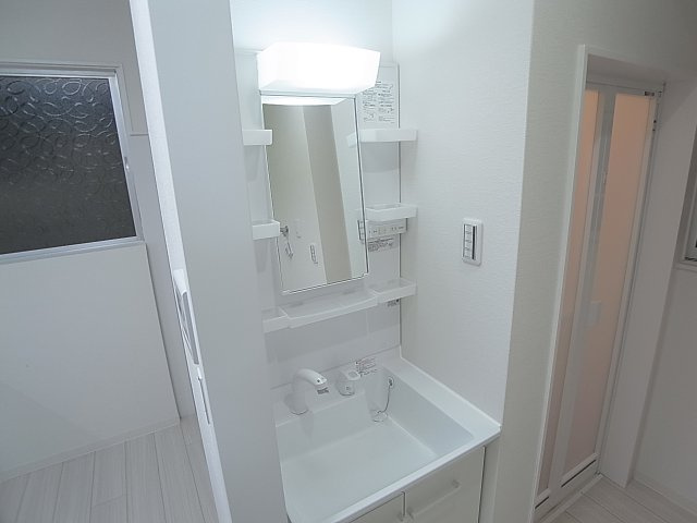 鈴蘭台東町5丁目貸家の洗面所|独立したシャンプードレッサーの独立洗面台