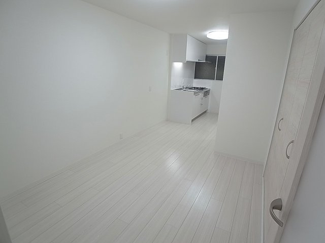 鈴蘭台東町5丁目貸家の居間・リビング|開放感の有る明るいリビングダイニング