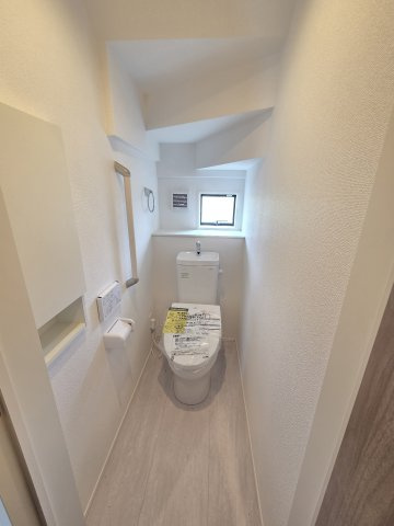 新築　太田市新田高尾町　2号棟　GRAFAREのトイレ|現地写真　トイレは洗浄機能付きです！壁面収納も嬉しいですね♪