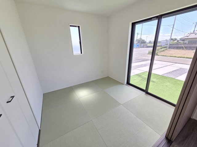 新築　太田市新田高尾町　2号棟　GRAFAREの和室|現地写真　リビング横の和室です。居室、お子様のプレイルーム、客間など様々な使い方ができますね！