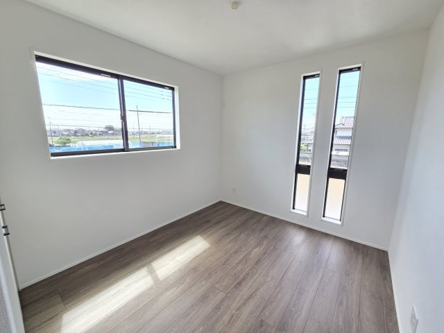 新築　太田市新田高尾町　2号棟　GRAFAREの洋室|現地写真　全居室収納付きなのでお部屋が片付きますね！