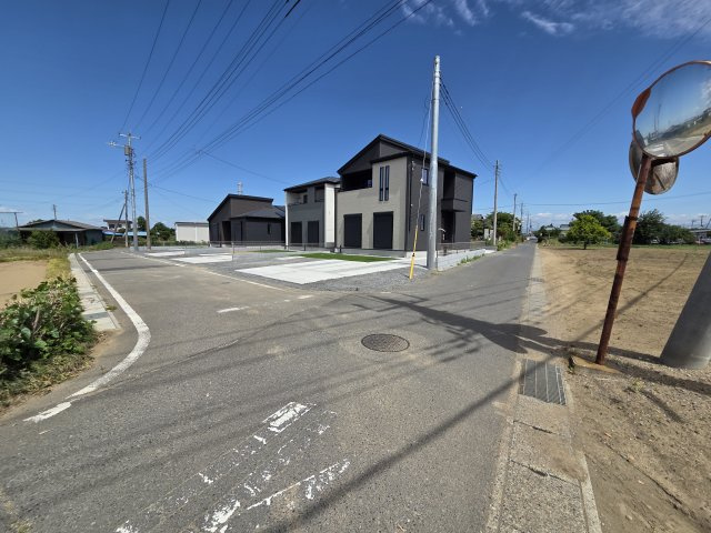 新築　太田市新田高尾町　2号棟　GRAFAREの前面道路含む現地写真|現地写真　南側前面道路幅員約4.9ｍ　東側前面道路幅員約4ｍ
