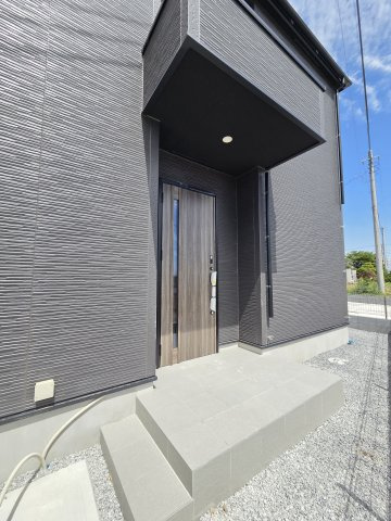 新築　太田市新田高尾町　2号棟　GRAFAREの玄関|現地写真　TVモニタードアホン付きなので防犯面も安心です！