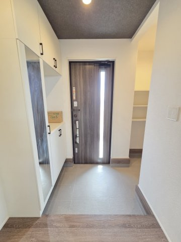 新築　太田市新田高尾町　2号棟　GRAFAREの玄関|現地写真　シューズボックスとシューズインクロークで玄関スッキリ♪