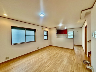 【居間・リビング】 | 八田北町　中古一戸建 | 東向き日当たり良好！たっぷりの陽光に包まれる明るい住まいに気持ちも明るくなりますね♪