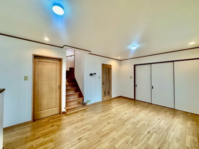 【居間・リビング】 | 八田北町　中古一戸建 | ＬＤＫ約１５帖♪リビング階段ですので、家族と顔を合わす時間が増えますね！