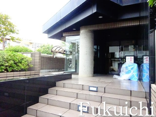 RIS柿の木坂のエントランス