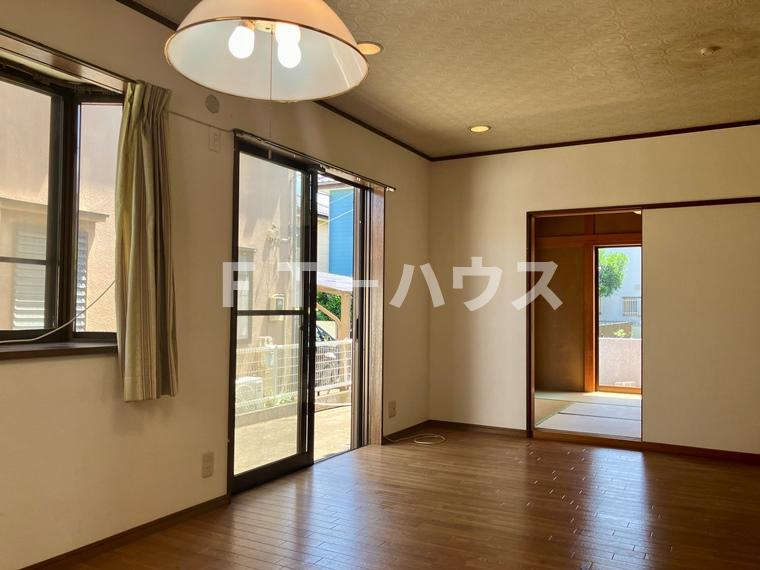 田喜野井戸建の居間・リビング|明るい室内です