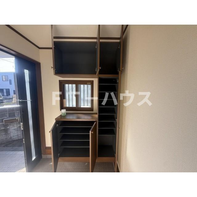 リブレス三角町戸建の内装|明るい室内です