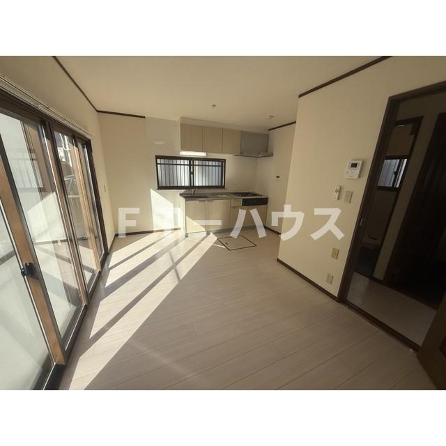 リブレス三角町戸建の居間・リビング|使いやすいリビングです