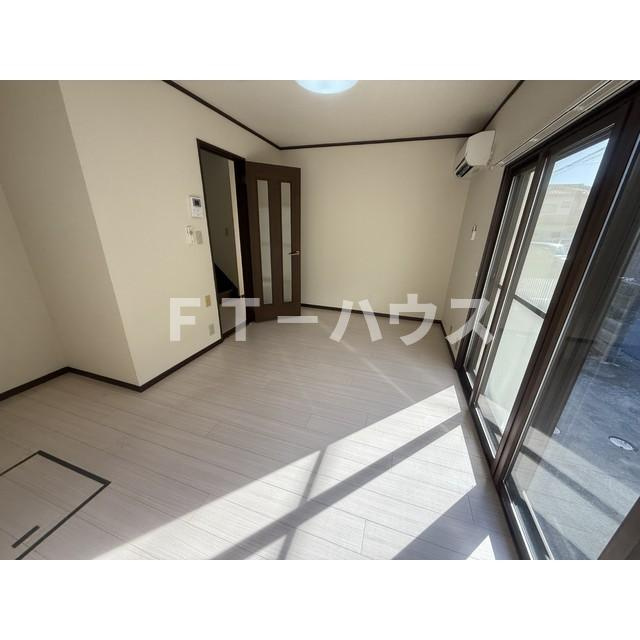 リブレス三角町戸建のその他|明るい色調の室内です