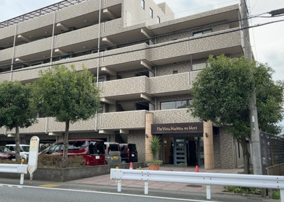 【現況写真】 | ザ・ヴィスタ町田の杜 | 外観はマンション管理がされているかの目安になります。築年数が古いと、壁面は劣化してひび割れが生じることも！建物が古びていても細かいところが修繕されていると、きちんと管理されているなぁと感じるでしょう。