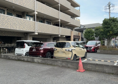 【駐車場】 | ザ・ヴィスタ町田の杜 | 車一台あたりに必要なスペースは、標準サイズの普通自動車で横幅2m50cm、長さ5mは必要になります。ただし、乗降のことも考慮して横幅3m30cm、長さ5m50cmほどは確保できるところを選びましょう。
