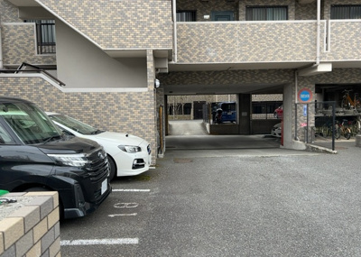 【駐車場】 | ザ・ヴィスタ町田の杜 | 駐車場と明記されていても、最小スペースでつくられた駐車場だと大型車は駐車できなかったり、出入りしにくくなったりする可能性があります。お車のサイズと購入したい物件の駐車場のサイズを現地で確認しましょう。