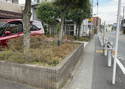 【庭】 | ザ・ヴィスタ町田の杜 | 物件によっては、入居者が個人的に使用できる専用庭がついているものもあります。また、住宅の中にある土間の部分を庭と呼ぶこともあります。庭の用途は住む人によって変わり、それによってデザインもさまざまです。