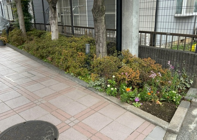 【中庭】 | ザ・ヴィスタ町田の杜 | 中庭（パティオ）とは、一つの建築物の内部に設けられた、壁などで囲われている庭のことを指します。コの字型、ロの字型が主流ですが、L字型の中庭もあります。最近では、インテリア性の高さからも人気があります。