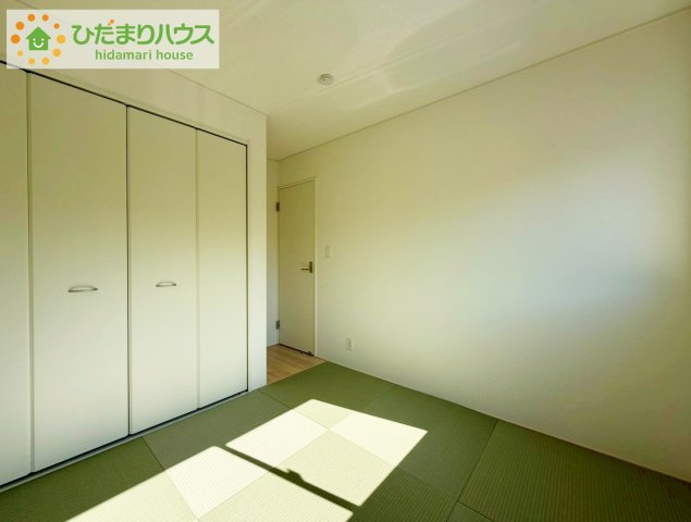 いわき市内郷内町第7　新築戸建　の和室|リビングと和室は続き間設計。お友達が来たときには襖を開けて、広々空間を確保できます。