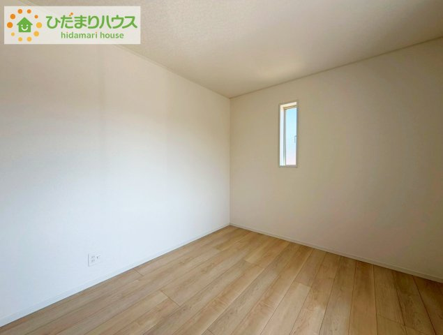 いわき市内郷内町第7　新築戸建　の寝室|バルコニーに面していて、たっぷり光りの入る明るい主寝室です！