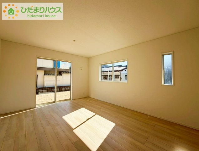 いわき市内郷内町第7　新築戸建　の居間・リビング|リビングの窓からはあたたかな日差しが差し込みます(*'▽')