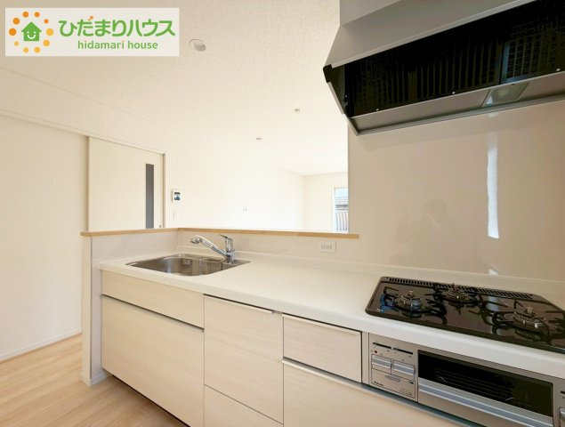 いわき市内郷内町第7　新築戸建　のキッチン|手元は隠しながら、リビングとも会話できるセミオープンキッチン