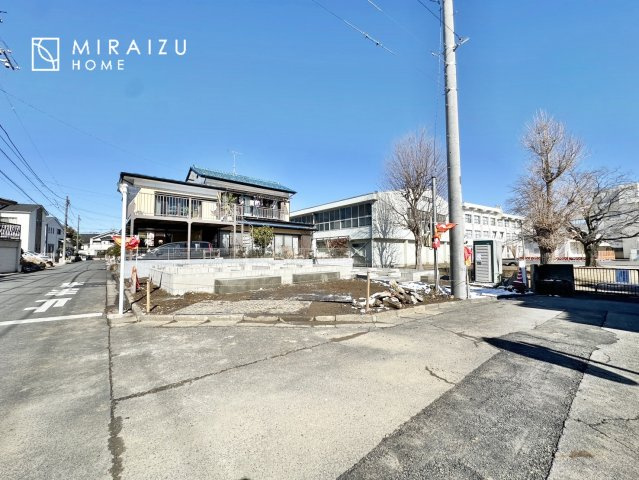 【外観】 | 青く澄み渡った綺麗な空と、陽の光をたっぷりと受ける、そんな新築住宅で新生活をスタートしてみませんか？見学・ご相談等、ミライズホーム(株)までお気軽にご連絡下さい。