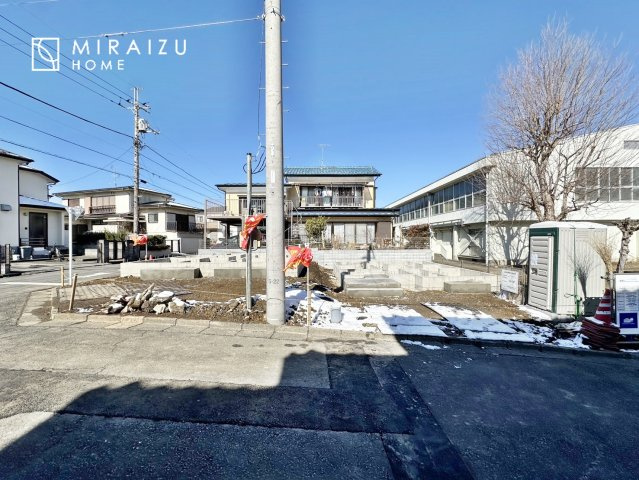 【前面道路含む現地写真】 | 大きな窓が特徴の南向きリビングでは、太陽光も沢山取り込むことが出来てお家の中にいても日光浴が可能ですね、開放的な空間です。インテリア選びも楽しそう、ご家族様で相談しながらインテリア配置も楽しみたいです
