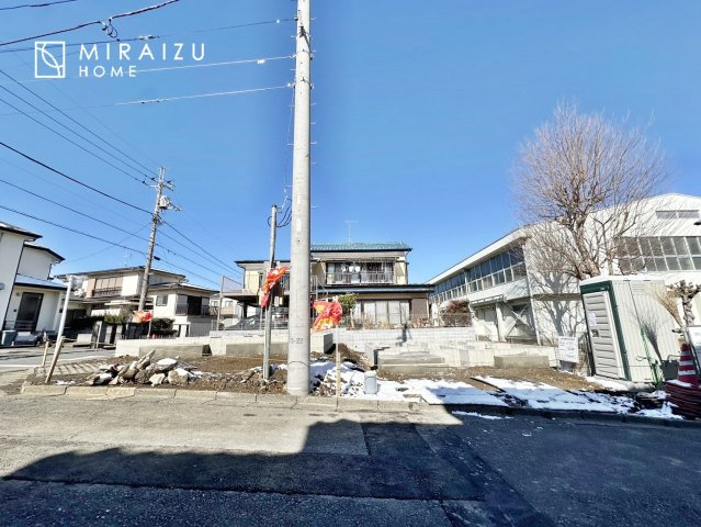 【周辺】 | 明るい光が取り入れられる空間設計のリビングです。インテリア配置もしやすい間取りです。壁や床の色と合わせて落ち着いたインテリアも選びたいですね♪グリーンを飾っても素敵だと思います。
