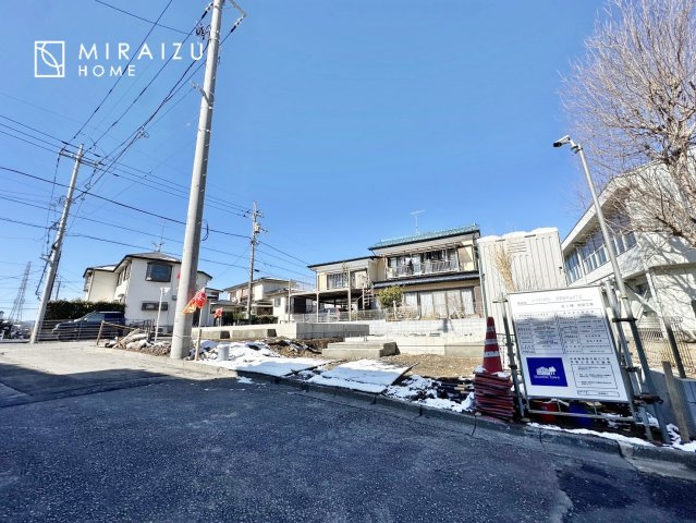 【周辺】 | スッキリとした形が上品な広々ワイドキッチンです。レンジフードもすっきりとした造りなので圧迫感もございません。窓もあり明るい空間の中で毎日お料理することが可能です。収納スペースも広いのが嬉しいですね。
