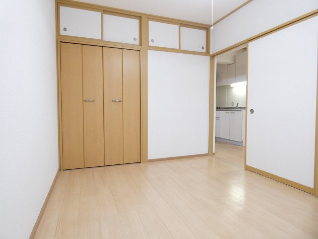マンション鹿内の洋室