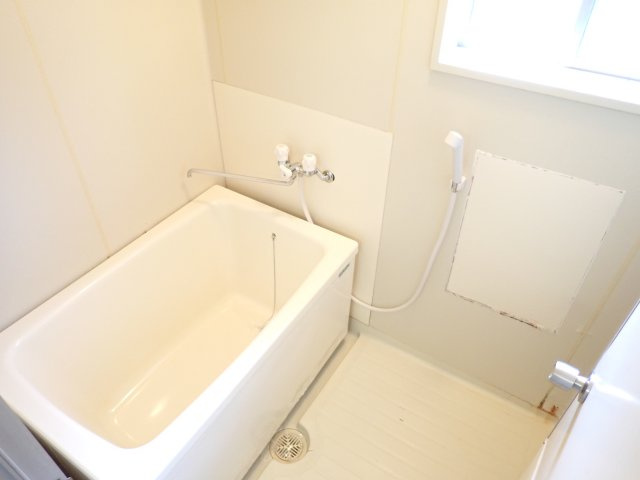 アイビス土合タウンK-7〜K-8の浴室|窓付きで湿気がこもらないバスルーム