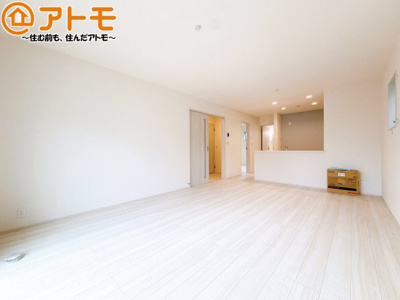 【居間・リビング】 | 藤枝市藤岡4丁目2期　新築戸建　1号棟 | 家族団らんのイメージは、リビングを思い浮かべませんか？リビングこそ広々としたお部屋が良いですね♪