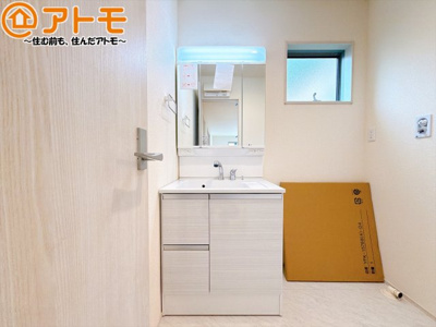 【独立洗面台】 | 藤枝市藤岡4丁目2期　新築戸建　1号棟 | シャワータイプの洗面台は、洗濯物の土汚れなどの予洗いもしやすいため、お子様のいるご家庭でも大活躍！
